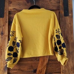🤗Knit Cropped Yellow Embroidered Sleeve Top S